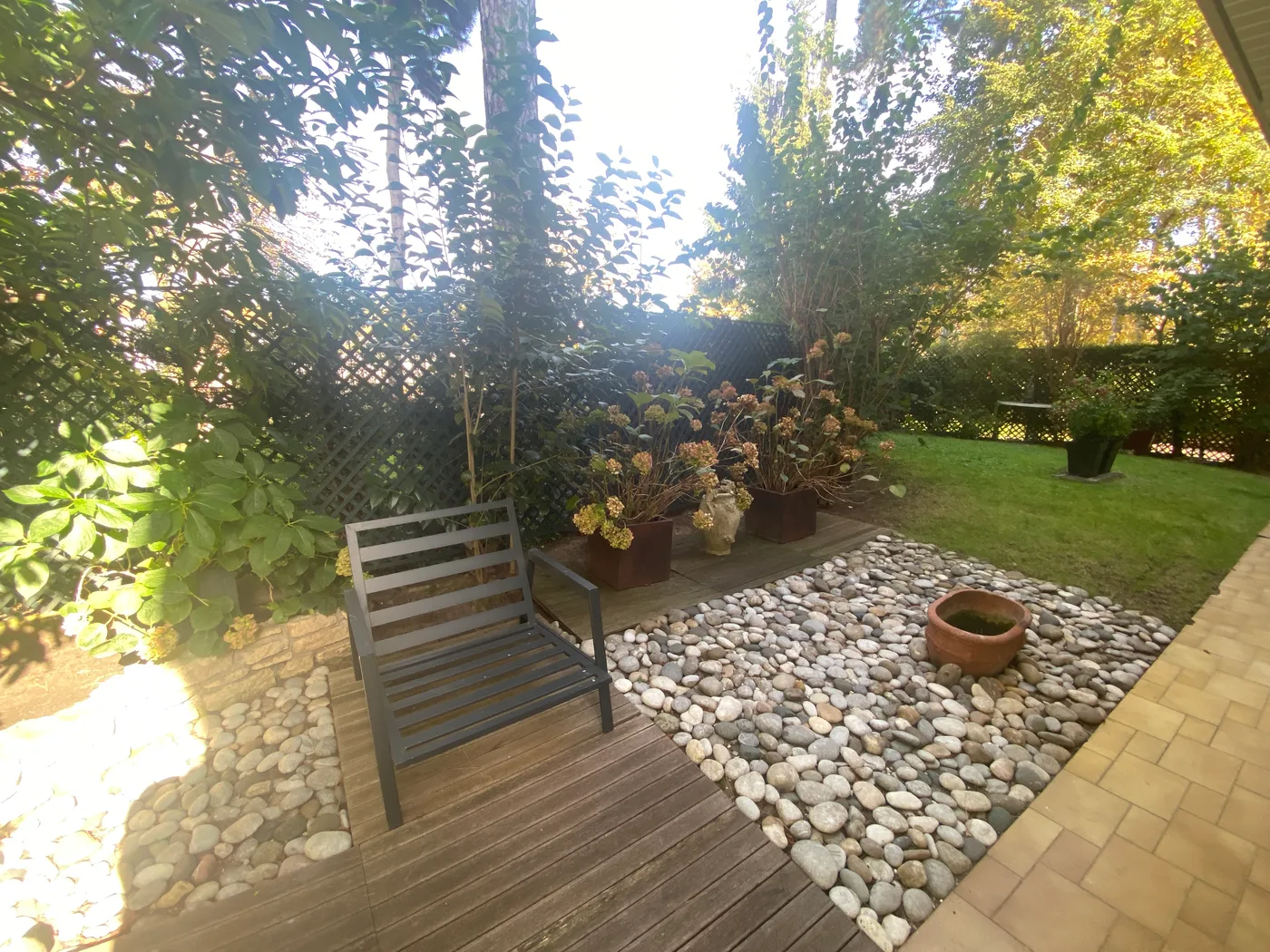 Terrasse avec transat et jardin arboré — Boulogne Billancourt, 92.