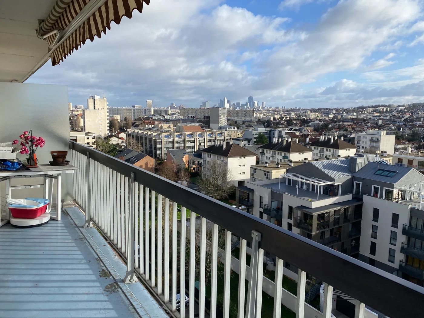 Balcon avec vue panoramique sur les toits de Paris — Rueil Malmaison, 92.