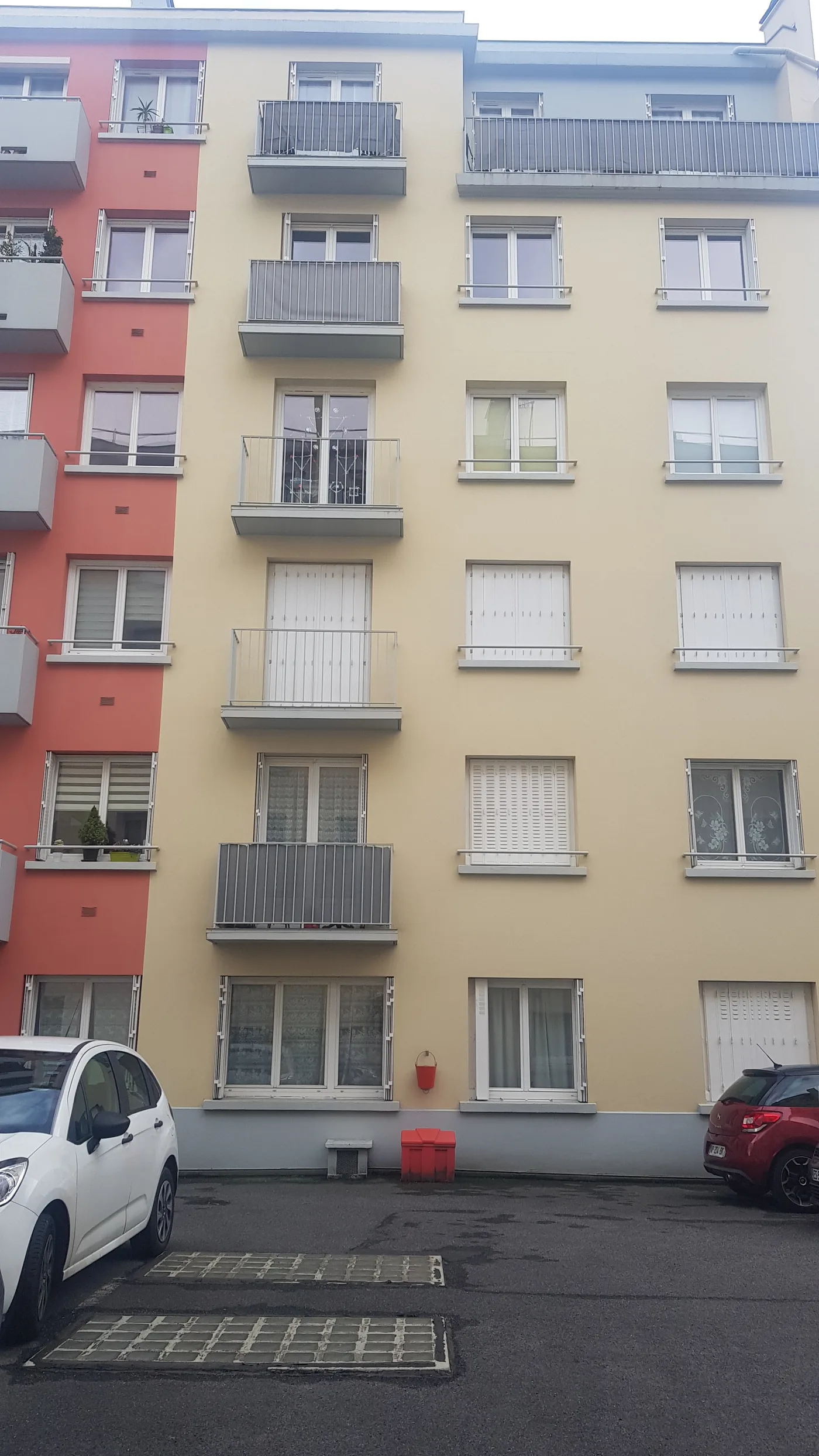 Façade de l’immeuble avec balcons donnant sur la rue — Le Perreux sur Marne, 94.