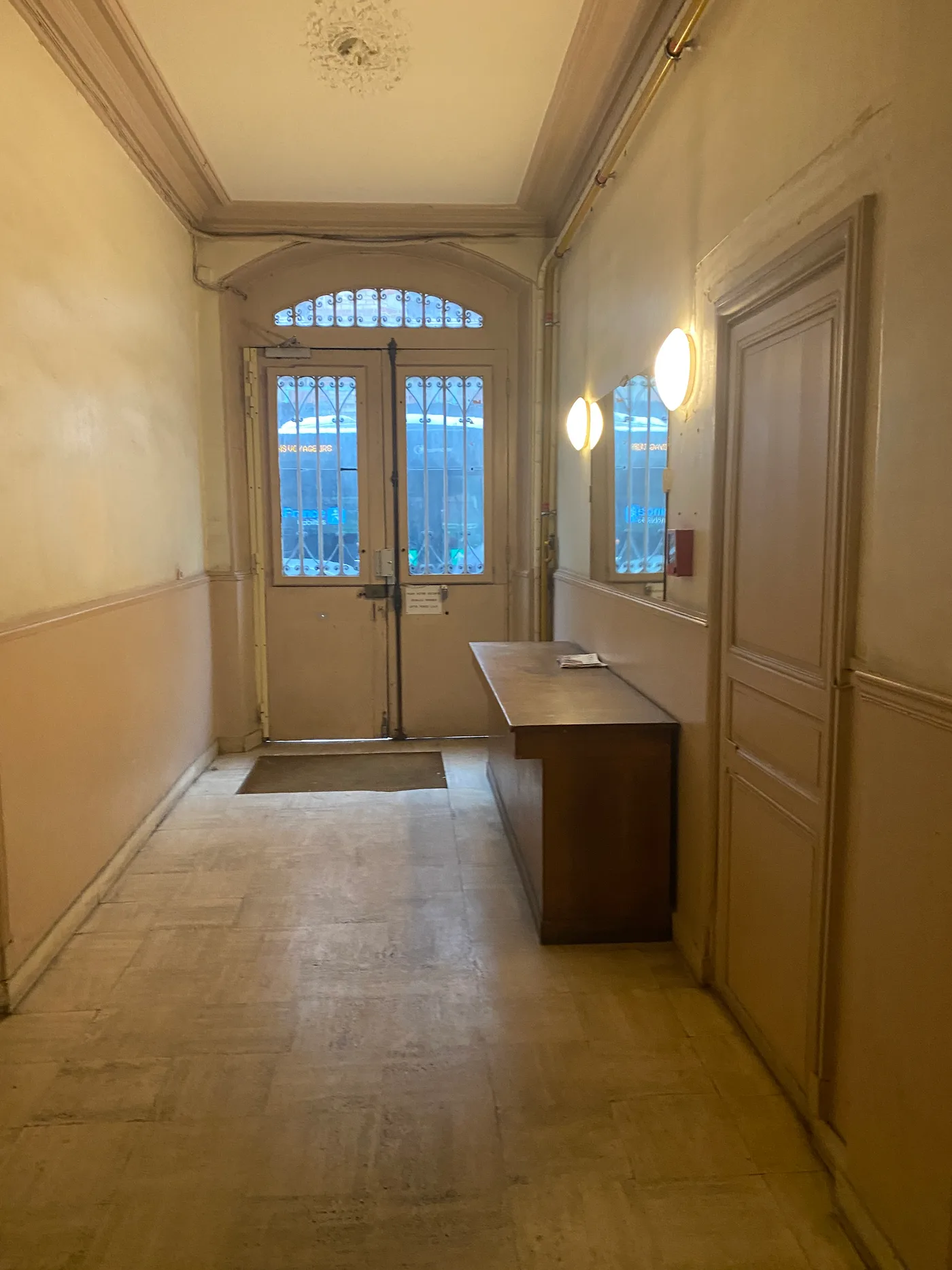 Hall d’immeuble avec portes vitrées et moulures au plafond — Saint Germain en Laye, 78.