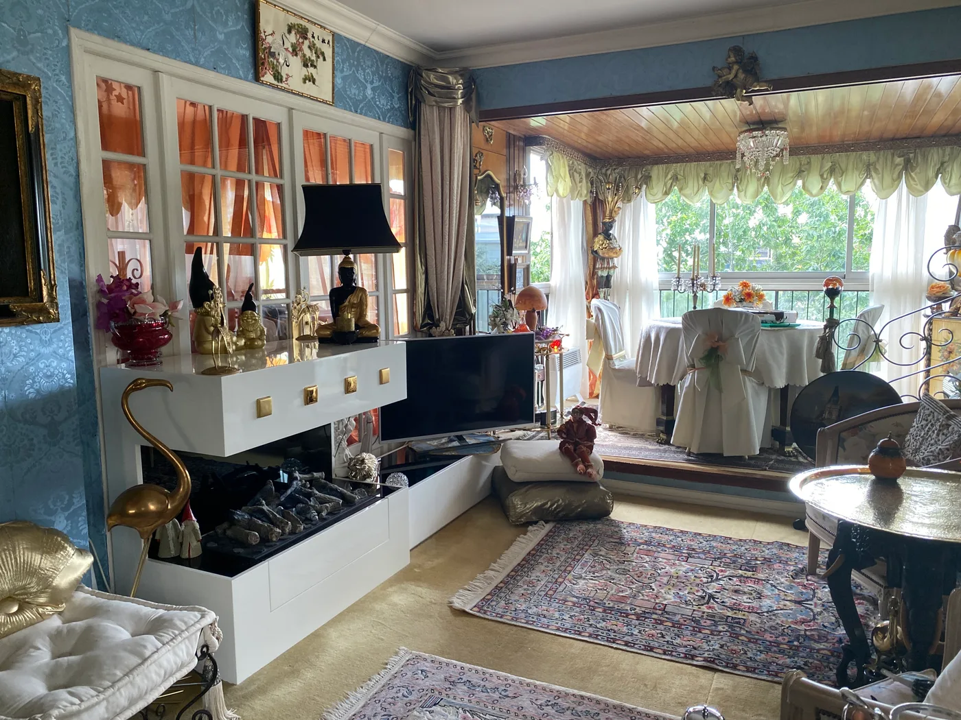 Salon avec cheminée et coin repas près des baies vitrées — Chesnay, 78.