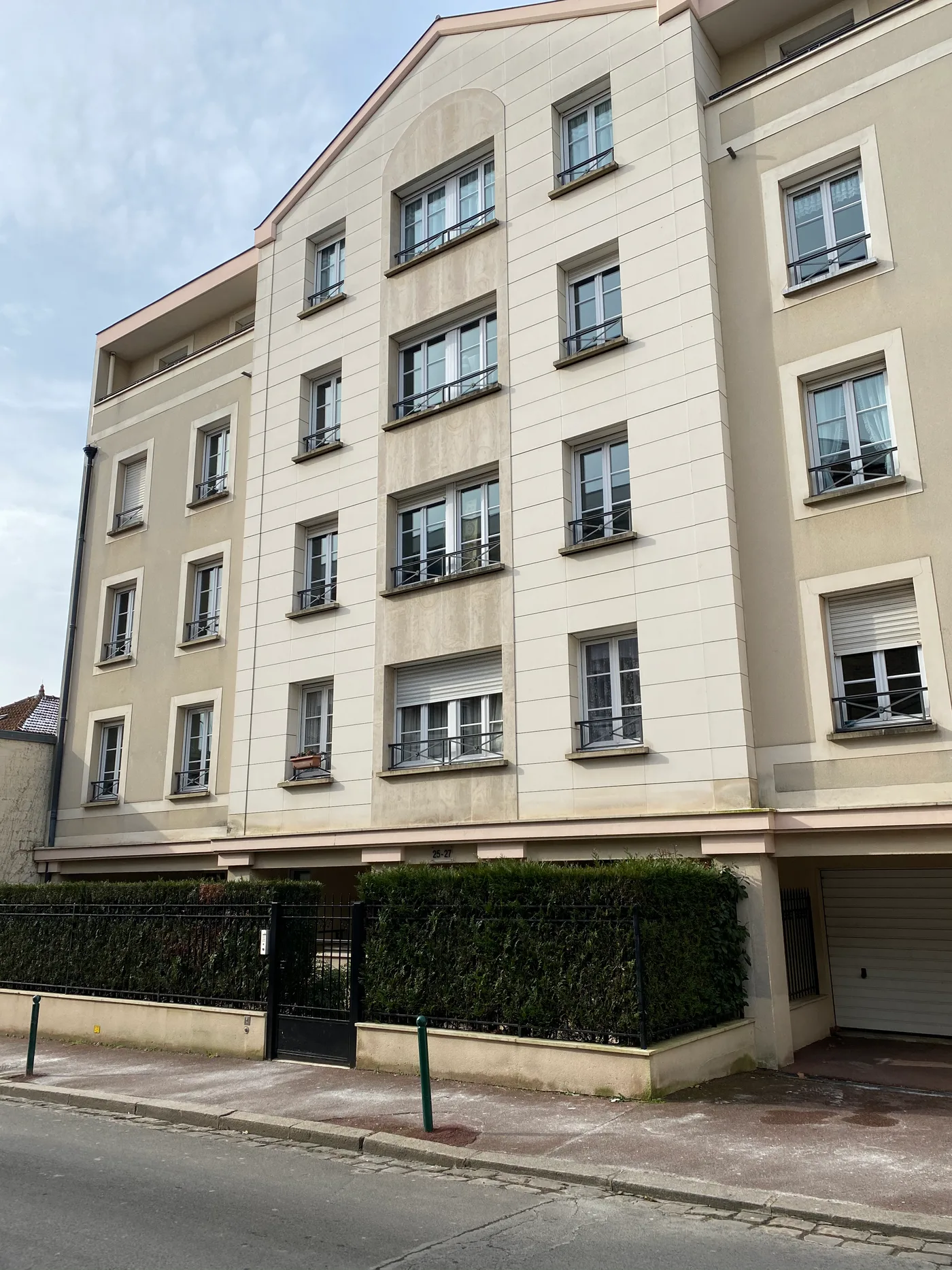 Façade en pierre claire de l’immeuble avec balcons et entrée sur rue — Le Vésinet, 78.