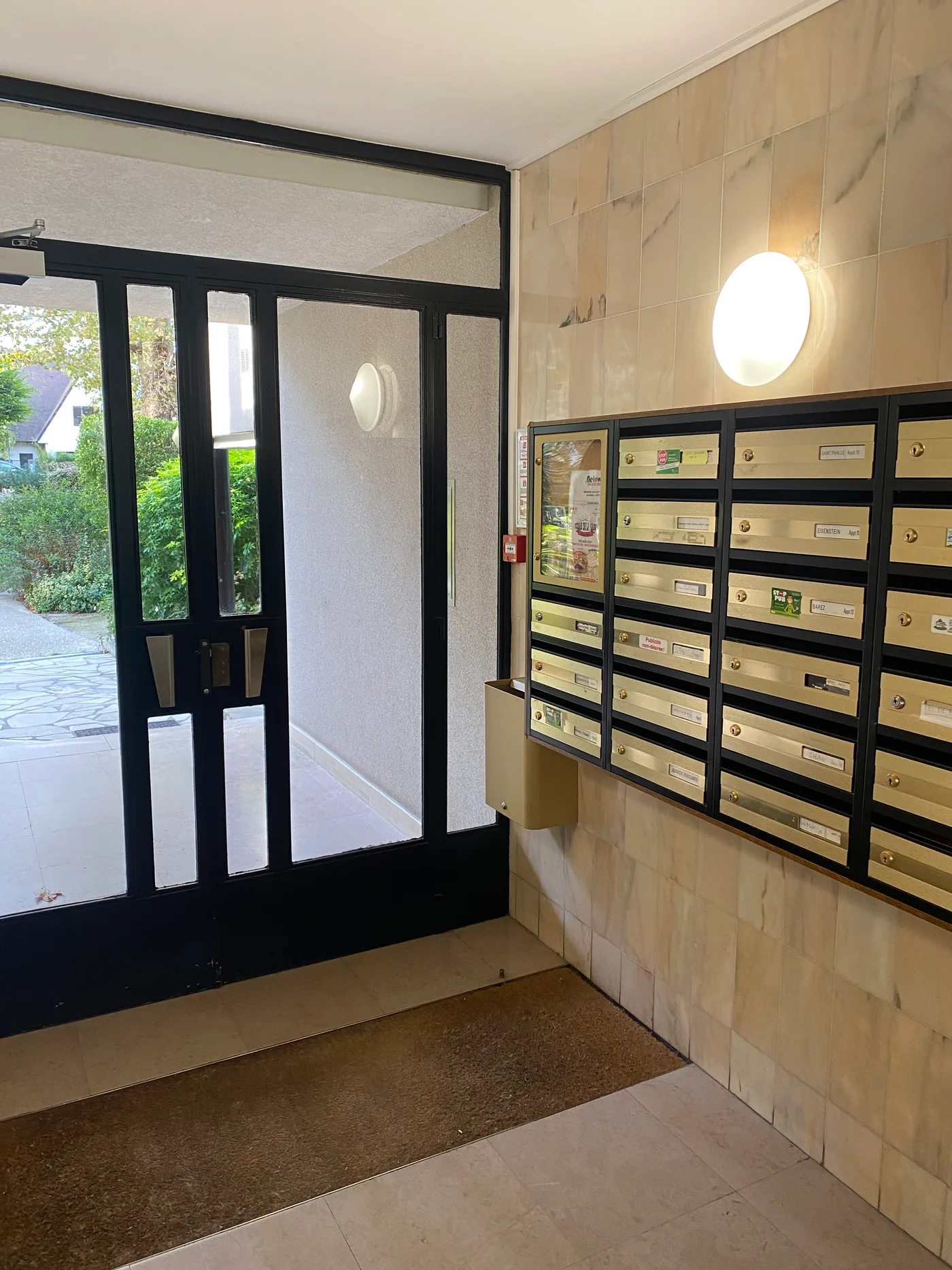 Hall de l’immeuble avec boîtes aux lettres et porte vitrée — Maison Laffitte, 78.