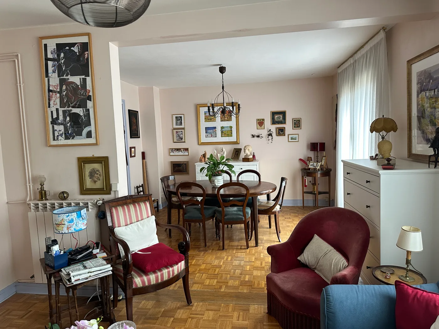 Séjour avec fauteuils, coin repas et parquet — Versailles, 78.