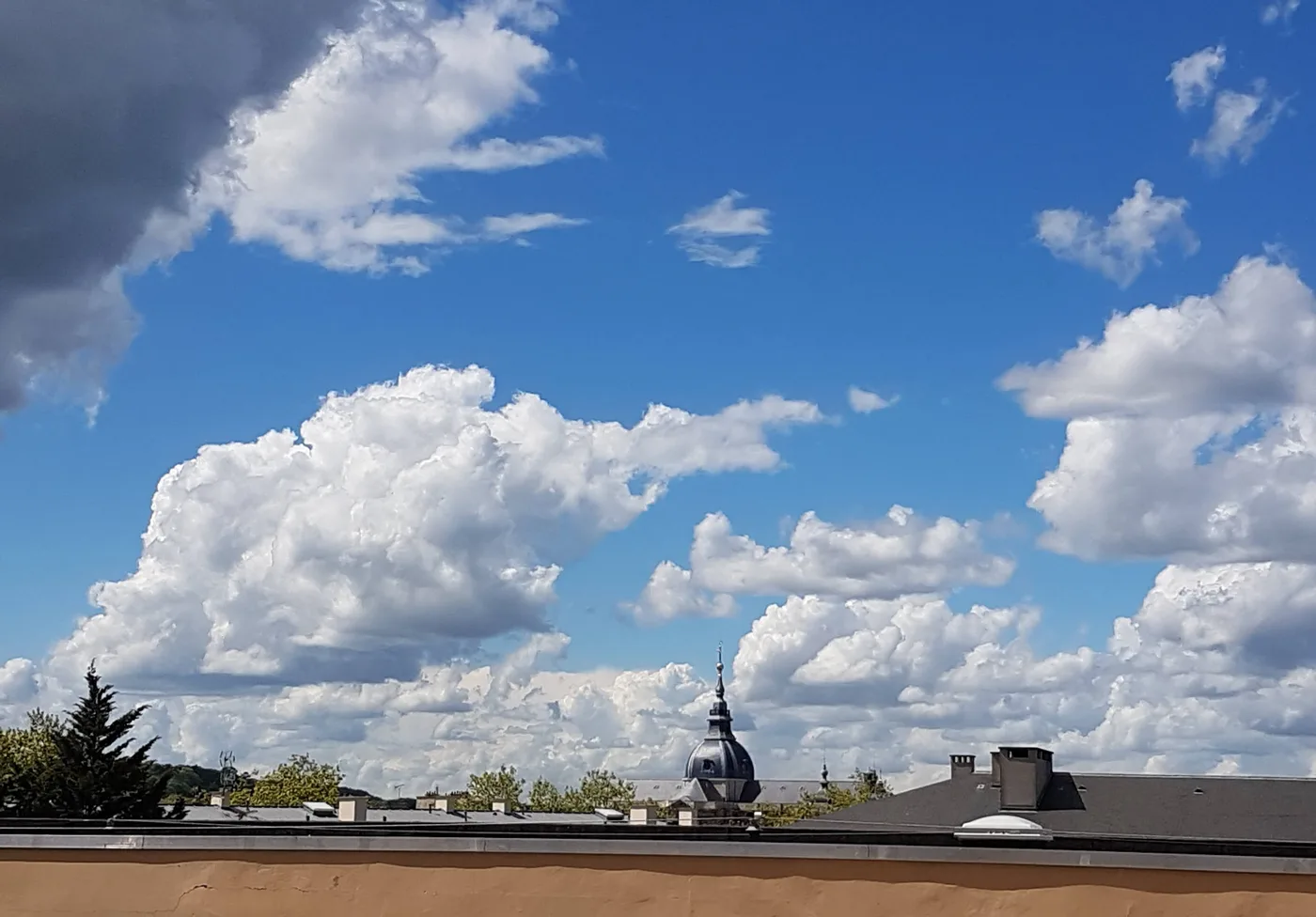 Vue depuis la terrasse sur les toits et un clocher — Versailles, 78.
