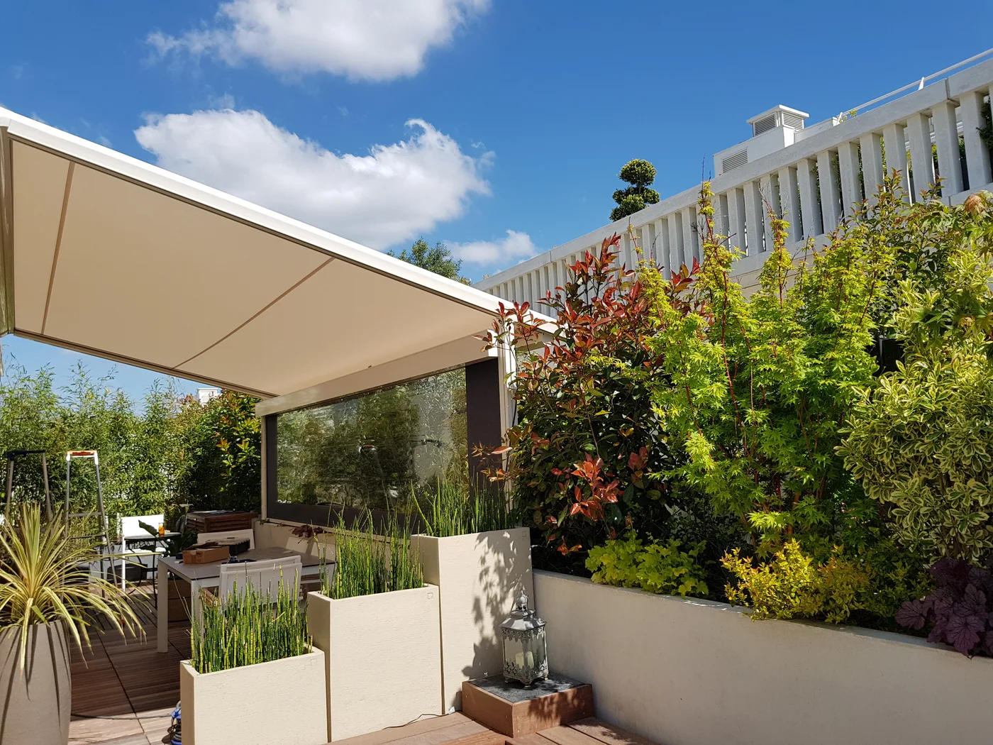 Terrasse végétalisée avec store et coin repas — Levallois Perret, 92.