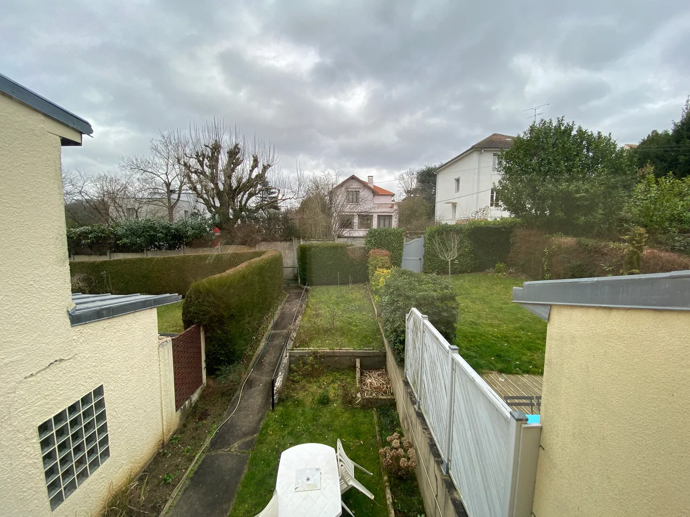 Jardin en longueur entre les maisons voisines — La Celle Saint Cloud 78.