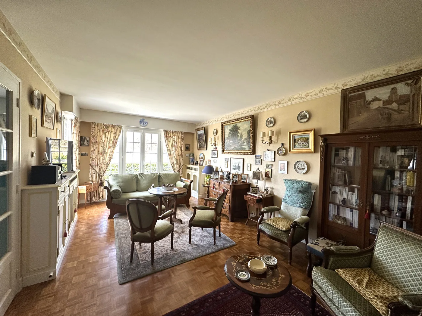 Double séjour avec parquet, coin repas et mobilier en bois — Gisors, 27.