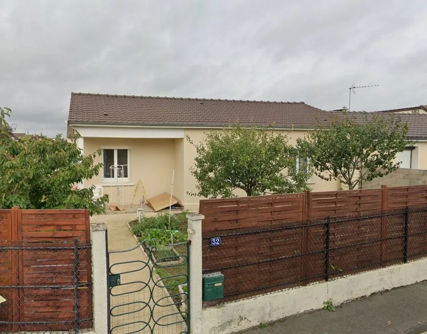 Maison de plain-pied avec jardin et clôture en bois — Les Clayes Sous Bois, 78.