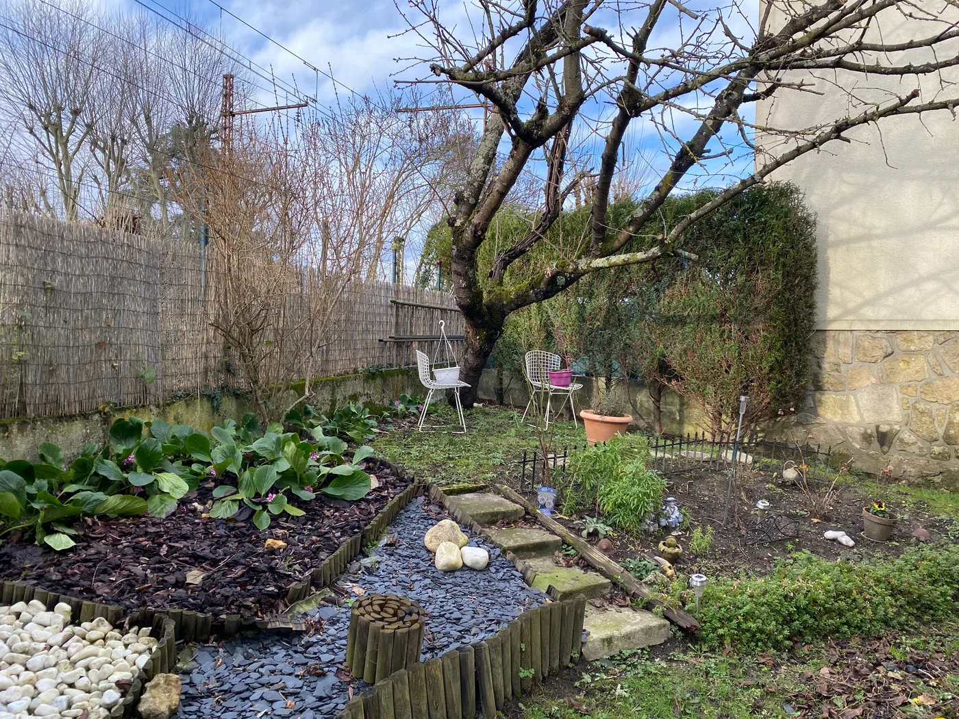 Jardin avec bassin, massifs et arbre en fond de parcelle — Versailles, 78.