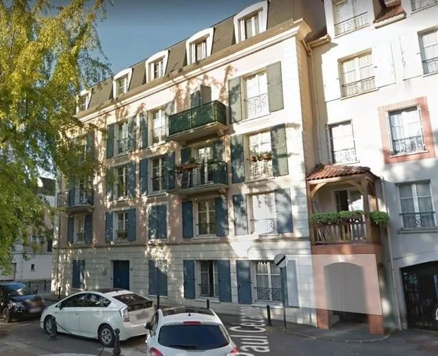 Façade de l’immeuble avec balcons et volets verts — Thiais, 94.