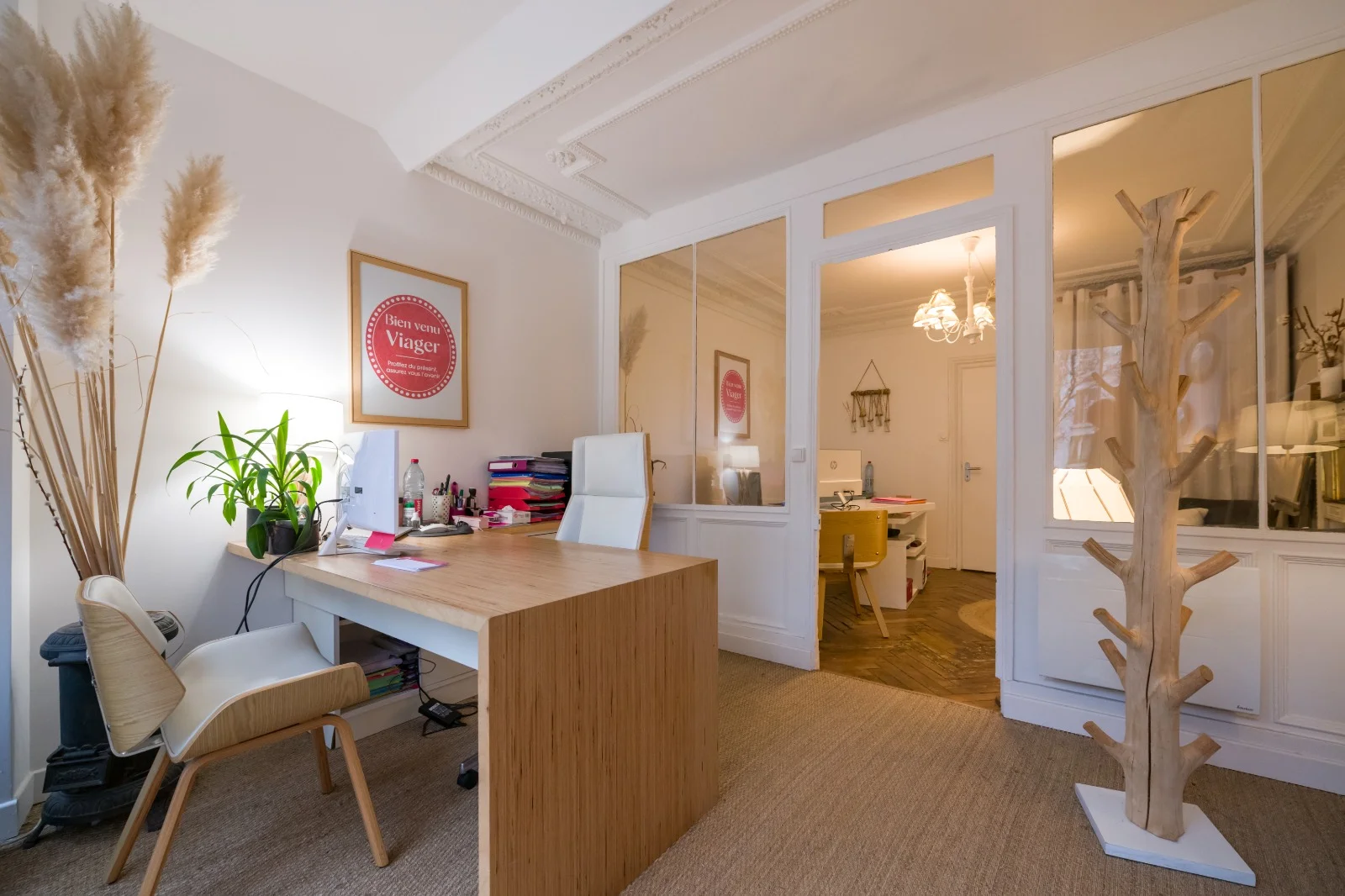 Intérieur de l’agence Bien Venu Viager à Versailles, avec bureau d’accueil et espace de rendez-vous